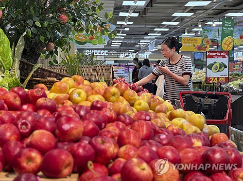 수입 과일 살펴보는 베트남 하노이 시민. AP 연합뉴스